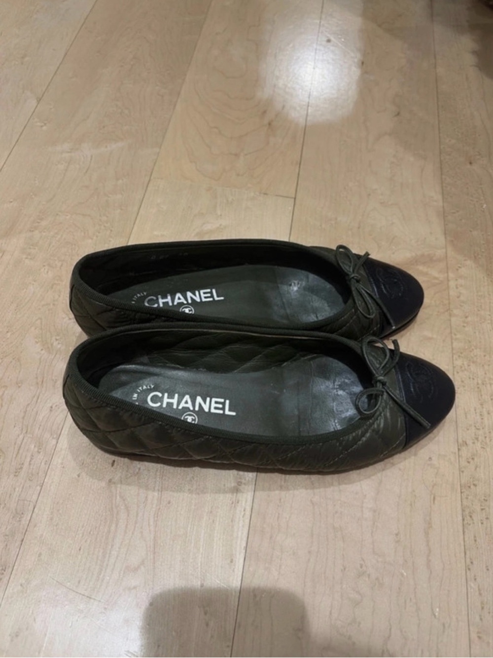 CHANEL Olive Green Leather Ballet Flats with Black Cap Toe - Picture 4 of 8